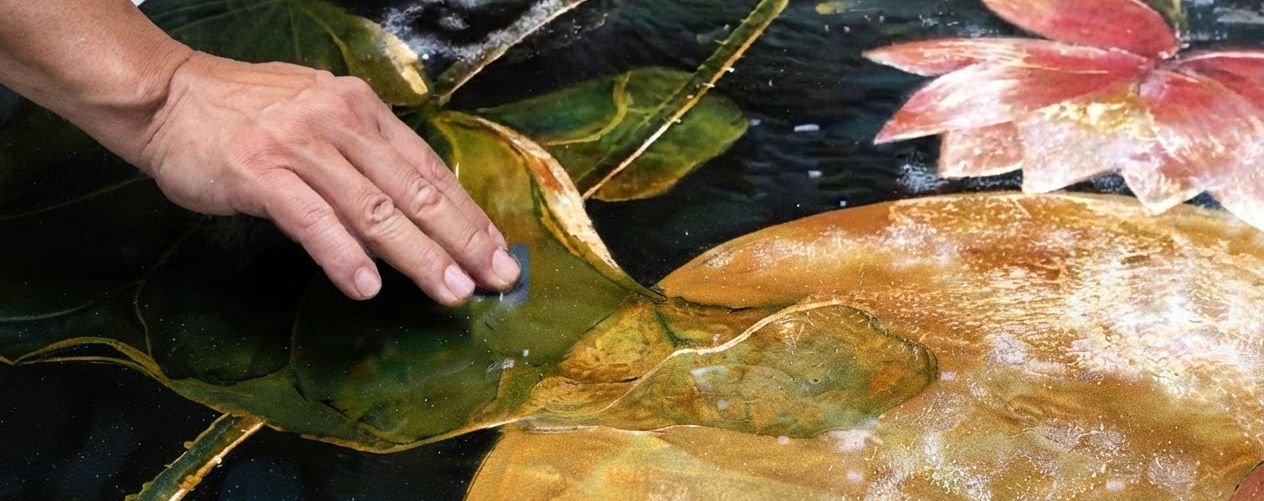 Bàn tay họa sĩ trên mặt tranh sen sơn mài