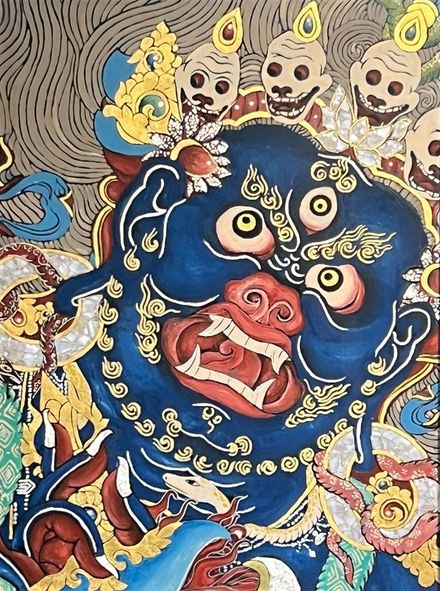 “Đại Hắc Thiên” – sơn mài; hình tướng hộ pháp trên nền hoa văn cuộn xoáy