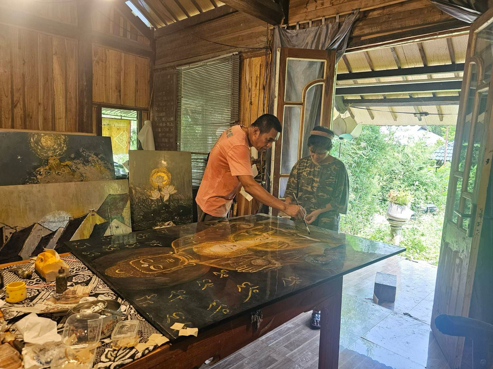 Họa sĩ Chân Như và học trò bên tấm sơn mài Thangka