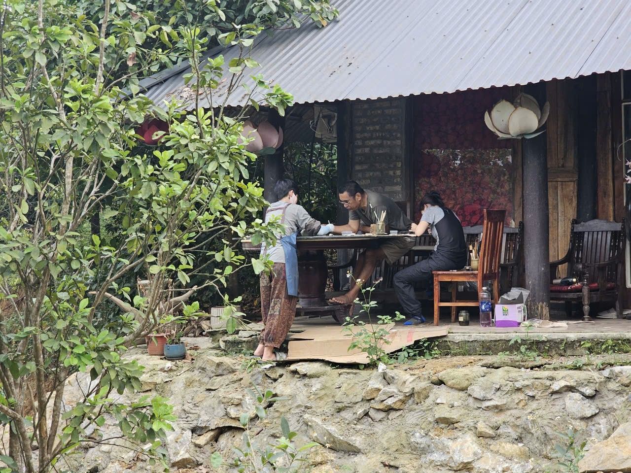 Họa sĩ Chân Như làm việc cùng các học trò
